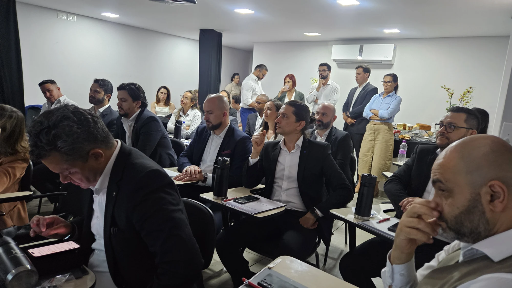 Participantes em sala acompanham um encontro na Homem S/A