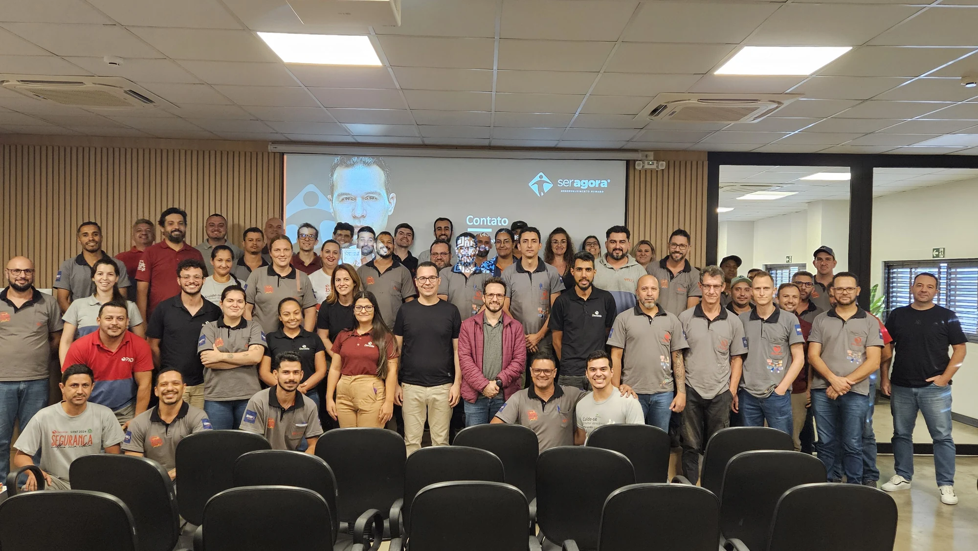 Equipe da Demóbile reunida com Gustavo Isaias em um auditório